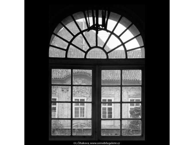 Okenní dveře Pachtova paláce (5630), Praha 1967 září, černobílý obraz, stará fotografie, prodej