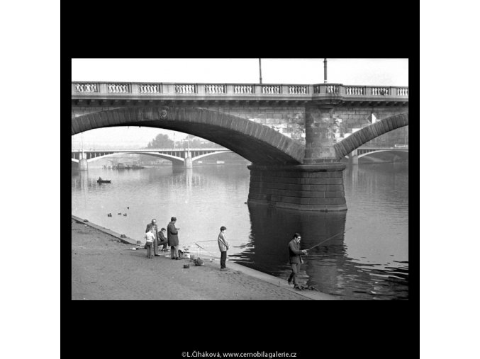 Rybáři (5639-2), žánry - Praha 1967 říjen, černobílý obraz, stará fotografie, prodej