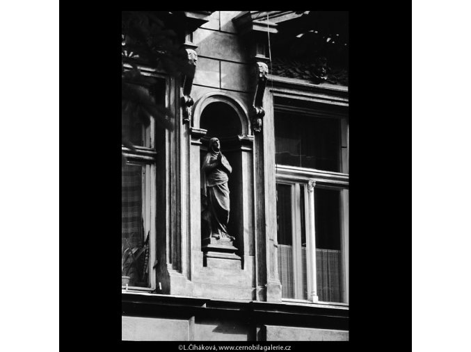 Soška svaté na domě (5621), Praha 1967 září, černobílý obraz, stará fotografie, prodej