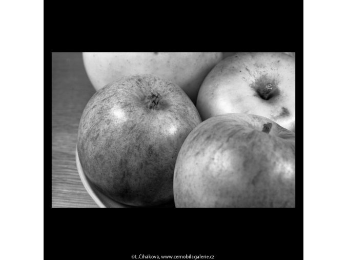 Jablka (5686-1), žánry - Praha 1967 říjen, černobílý obraz, stará fotografie, prodej