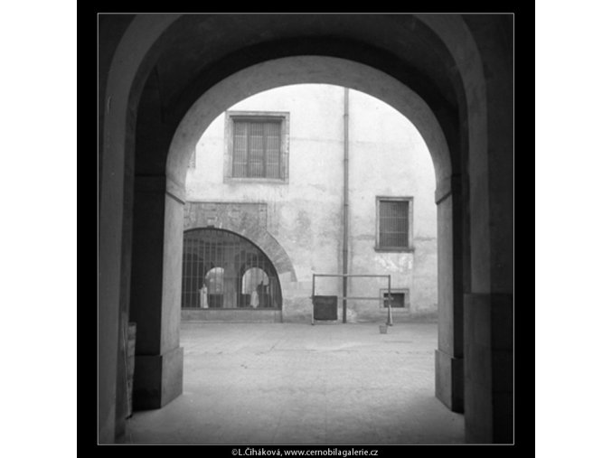 Nádvoří průjezdem (59-8), Praha 1959 , černobílý obraz, stará fotografie, prodej