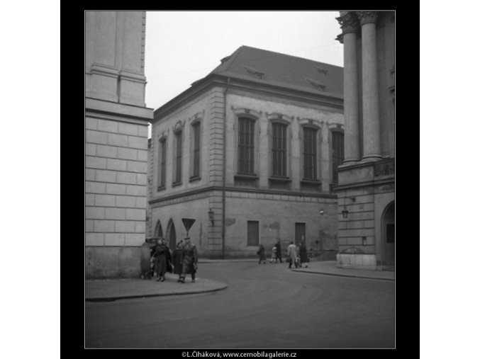 Pohled na Karolinum z ulice (59-9), Praha 1959 , černobílý obraz, stará fotografie, prodej
