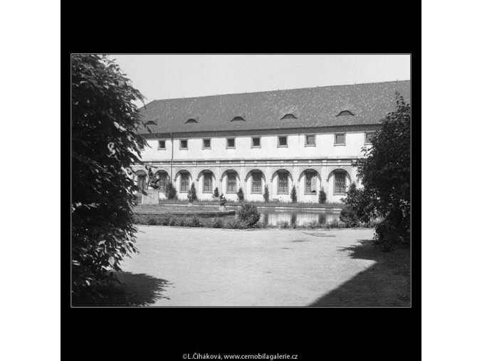 Pohled na Valdštejnskou jízdárnu (167-3), Praha 1959 červen, černobílý obraz, stará fotografie, prodej