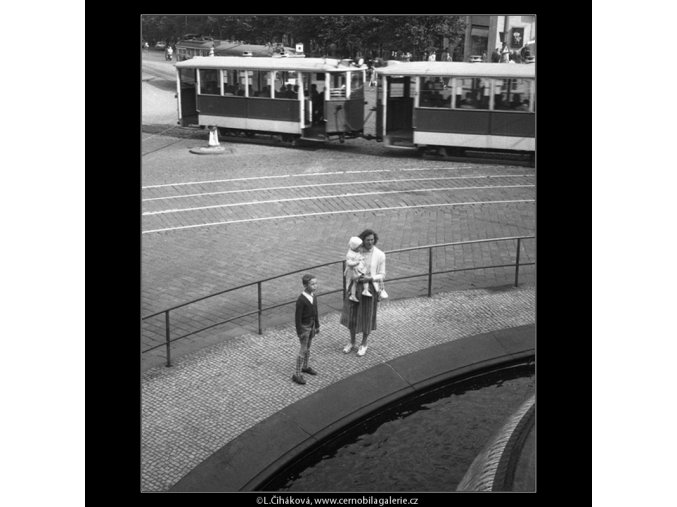 Národní muzeum u vodotrysku (238), Praha 1959 srpen, černobílý obraz, stará fotografie, prodej