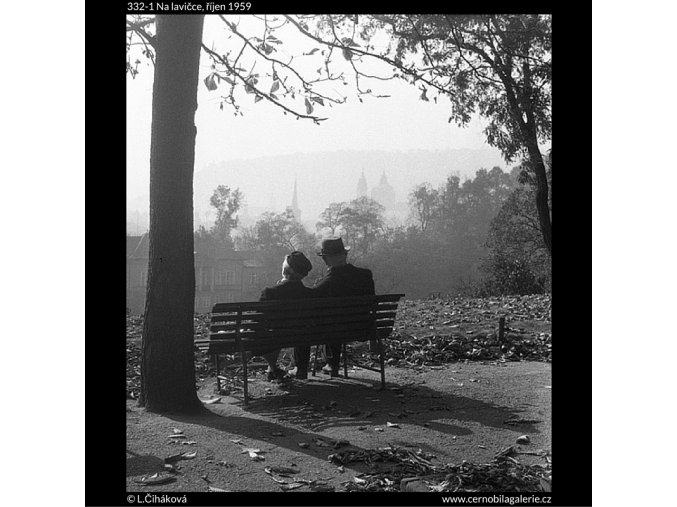 Na lavičce (332-1), Praha 1959 říjen, černobílý obraz, stará fotografie, prodej