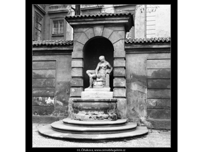 Kašna se sochou Vltavy (559-2), Praha 1959 , černobílý obraz, stará fotografie, prodej