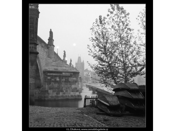 Karlův most vpodvečer (722-2A), Praha 1959 říjen, černobílý obraz, stará fotografie, prodej
