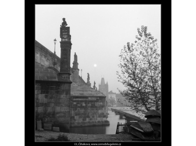 Karlův most vpodvečer (722-2B), Praha 1959 říjen, černobílý obraz, stará fotografie, prodej