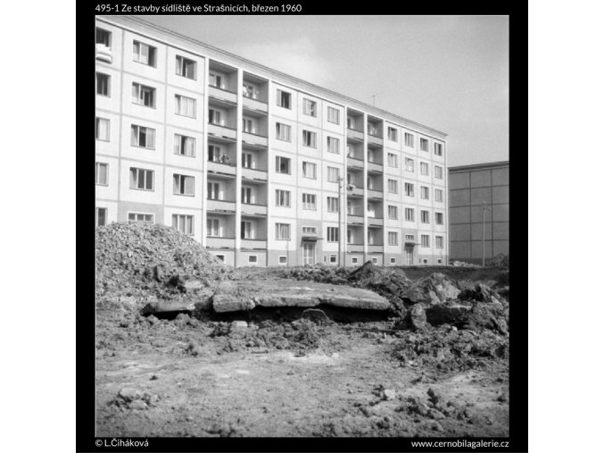 Ze stavby sídliště ve Strašnicích (495-1), Praha 1960 březen, černobílý obraz, stará fotografie, prodej