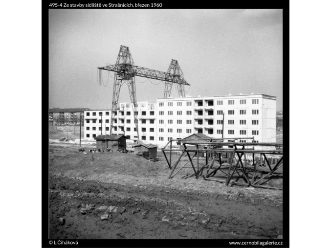 Ze stavby sídliště ve Strašnicích (495-4), Praha 1960 březen, černobílý obraz, stará fotografie, prodej
