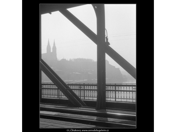 Vyšehrad skrz železniční most (535-1), Praha 1960 březen, černobílý obraz, stará fotografie, prodej