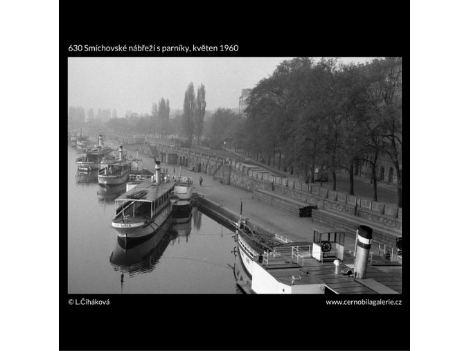 Smíchovské nábřeží s parníky (630), Praha 1960 květen, černobílý obraz, stará fotografie, prodej