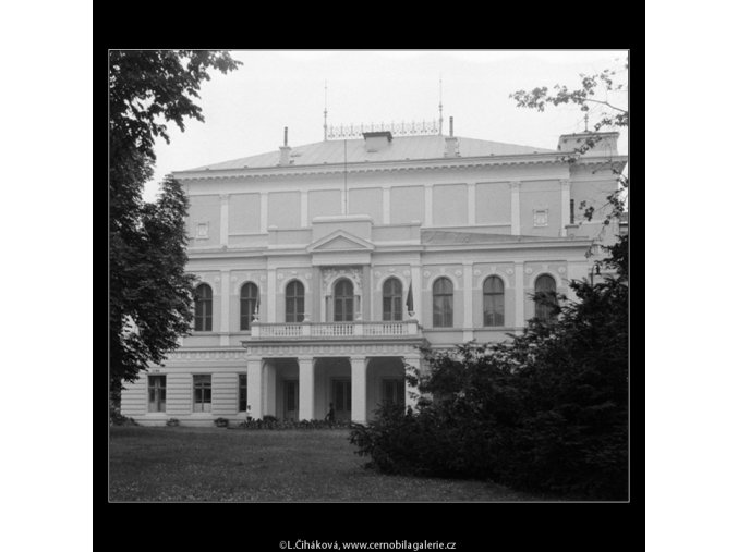 Budova na Slovanském ostrově (751), Praha 1960 červen, černobílý obraz, stará fotografie, prodej