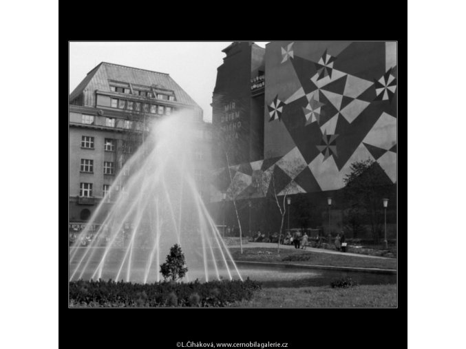 Vodotrysk (774-4), Praha 1960 červenec, černobílý obraz, stará fotografie, prodej