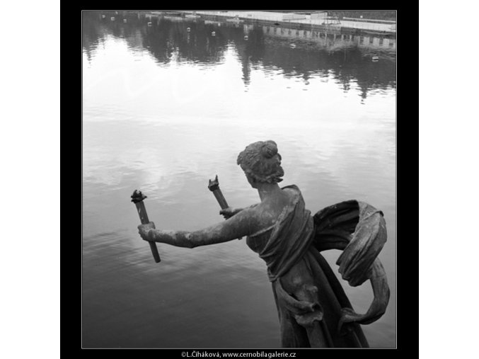 Socha na mostě Sv.Čecha (778-1), Praha 1960 červenec, černobílý obraz, stará fotografie, prodej