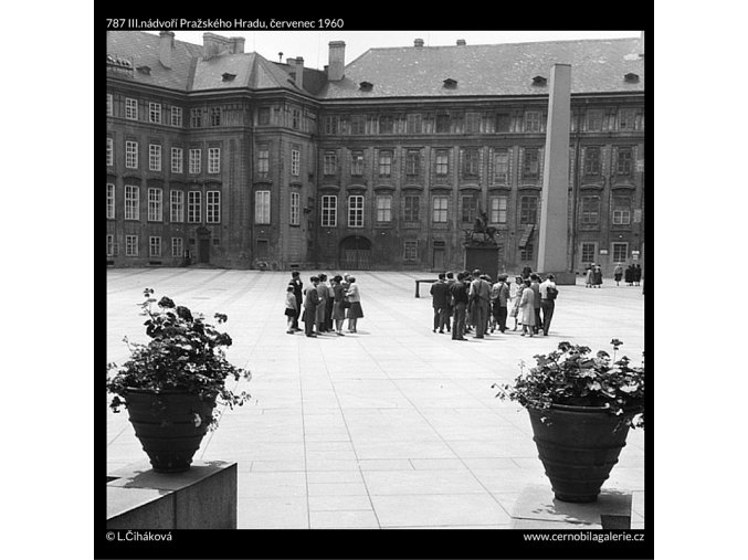 III.nádvoří Pražského Hradu (787), Praha 1960 červenec, černobílý obraz, stará fotografie, prodej