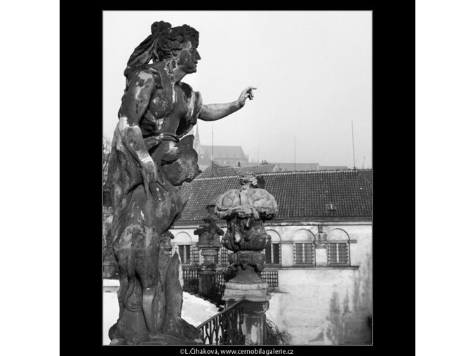 Socha z Vrtbovské zahrady (979-2), Praha 1959 , černobílý obraz, stará fotografie, prodej