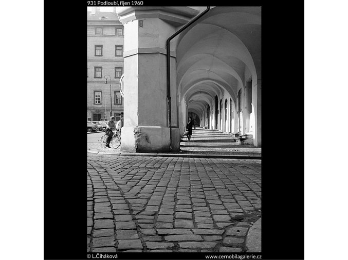 Podloubí (931), Praha 1960 říjen, černobílý obraz, stará fotografie, prodej