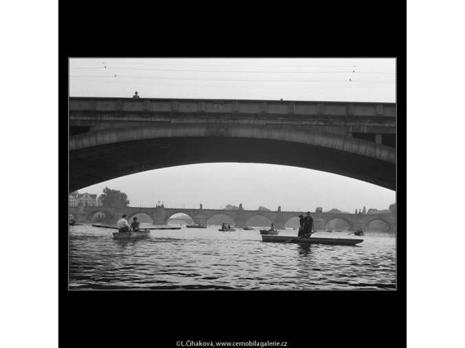 Pohled po vodě (891), Praha 1960 září, černobílý obraz, stará fotografie, prodej
