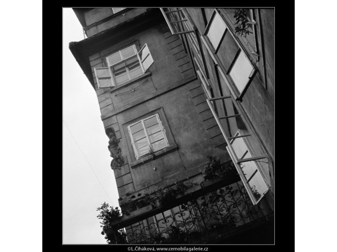 Okna v domě (889), Praha 1960 srpen, černobílý obraz, stará fotografie, prodej