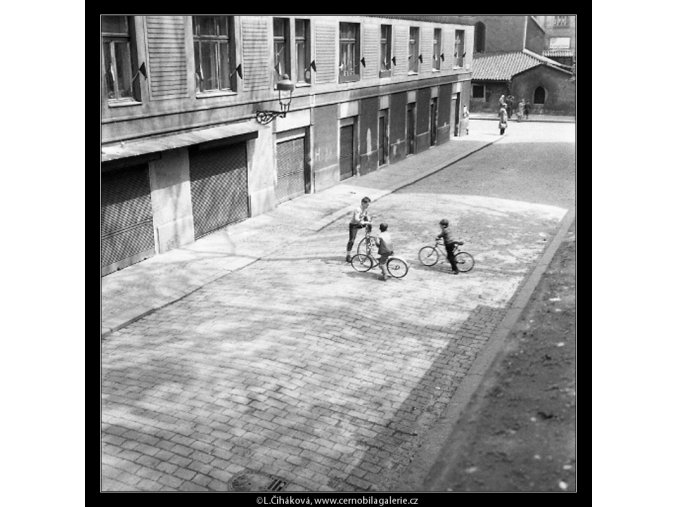 Tři kluci s koly (756-2), žánry - Praha 1960 květen, černobílý obraz, stará fotografie, prodej