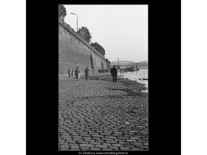 Korzo na náplavce (908-1), žánry - Praha 1960 září, černobílý obraz, stará fotografie, prodej