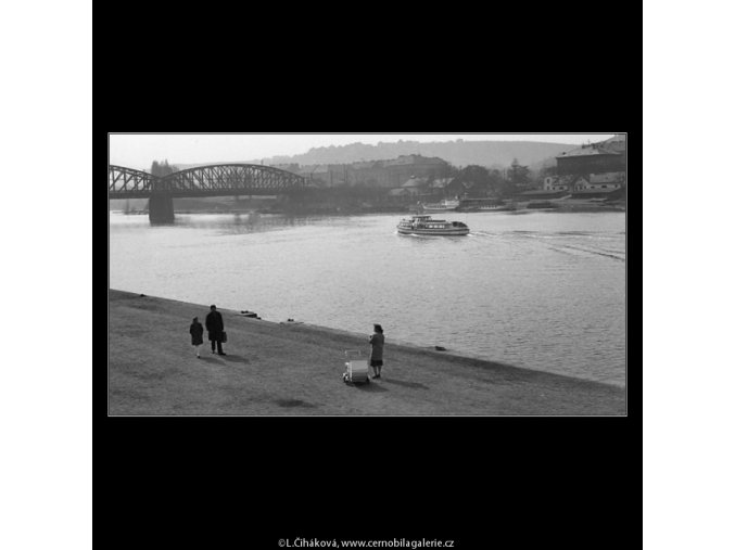 Matka s kočárkem u řeky (1084), žánry - Praha 1961 březen, černobílý obraz, stará fotografie, prodej