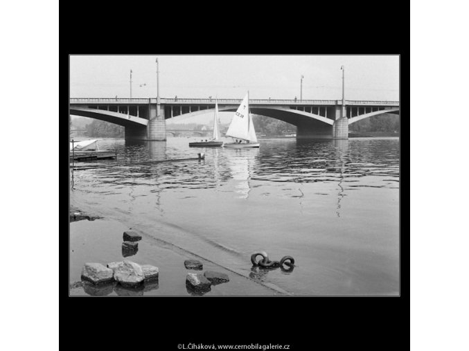 Dvě plachetky (1129), žánry - Praha 1961 květen, černobílý obraz, stará fotografie, prodej