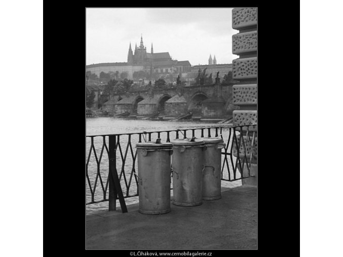 Popelnice vs. Pražský hrad (1134), žánry - Praha 1961 květen, černobílý obraz, stará fotografie, prodej