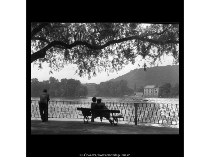 Milenci na lavičce (1255-2), žánry - Praha 1961 , černobílý obraz, stará fotografie, prodej