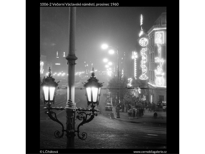 Večerní Václavské náměstí (1006-2), Praha 1960 prosinec, černobílý obraz, stará fotografie, prodej