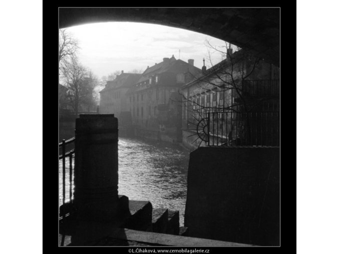 Pohled na Čertovku (1022-2), Praha 1960 prosinec, černobílý obraz, stará fotografie, prodej