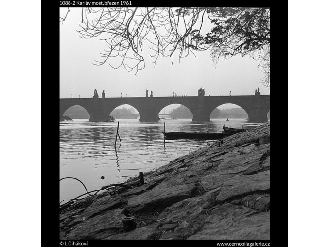 Karlův most (1088-2), Praha 1961 březen, černobílý obraz, stará fotografie, prodej