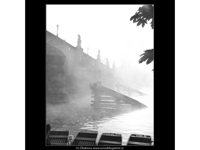 Karlův most v mlze (1314-6), Praha 1961 září, černobílý obraz, stará fotografie, prodej
