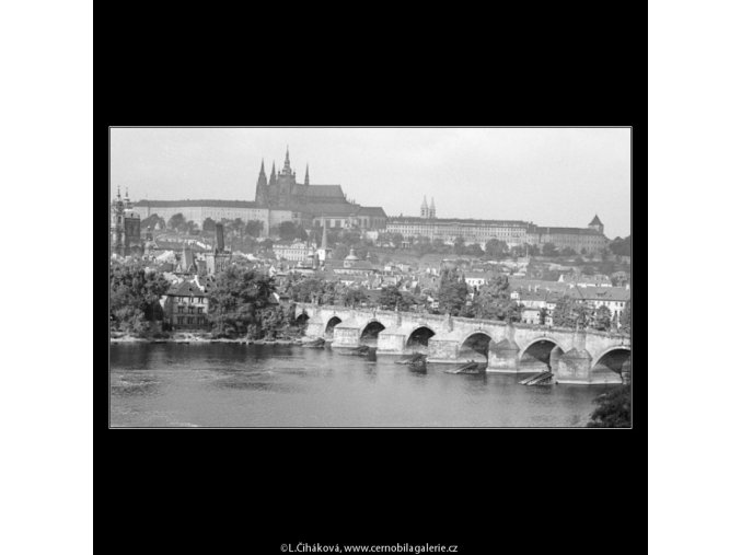 Pohled na Karlův most a Hradčany (1315-2), Praha 1961 léto, černobílý obraz, stará fotografie, prodej