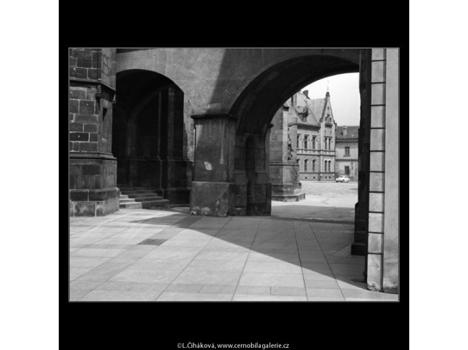 Hradní nádvoří (1323), Praha 1961 , černobílý obraz, stará fotografie, prodej