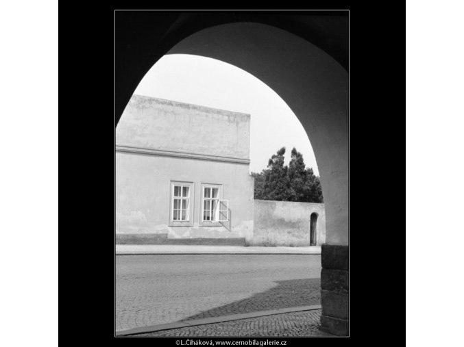 Pohled z podloubí (1330), Praha 1961 , černobílý obraz, stará fotografie, prodej