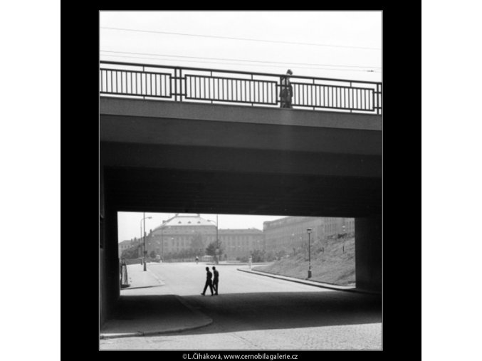 Průhled pod Čechovým mostem (1331), Praha 1961 léto, černobílý obraz, stará fotografie, prodej