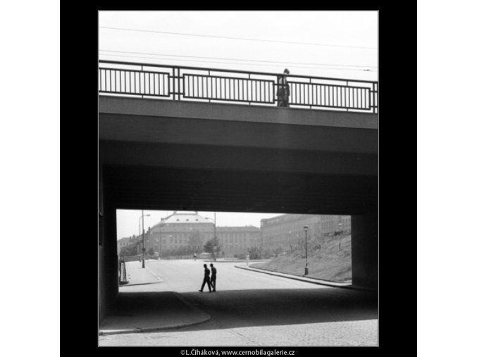 Průhled pod Čechovým mostem (1331), Praha 1961 léto, černobílý obraz, stará fotografie, prodej