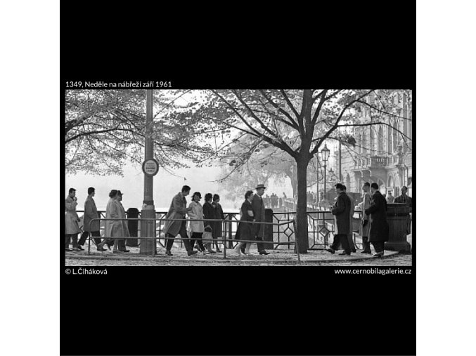 Neděle na nábřeží (1349), Praha 1961 září, černobílý obraz, stará fotografie, prodej