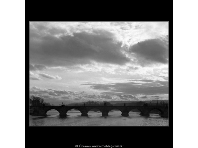 Mraky a Karlův most (1383), Praha 1961 , černobílý obraz, stará fotografie, prodej