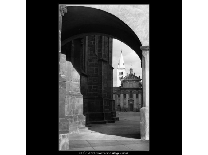 Věž Kostela sv.Jiří (1385-1), Praha 1961 prosinec, černobílý obraz, stará fotografie, prodej