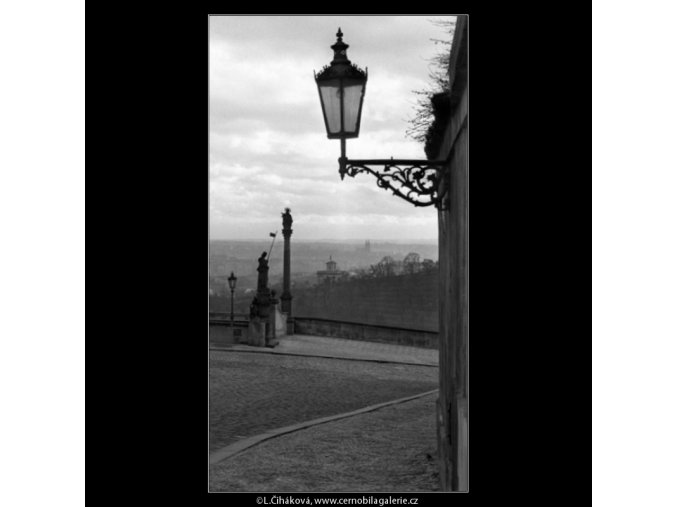 Lampa v pozadí socha (1389-4), Praha 1962 leden, černobílý obraz, stará fotografie, prodej