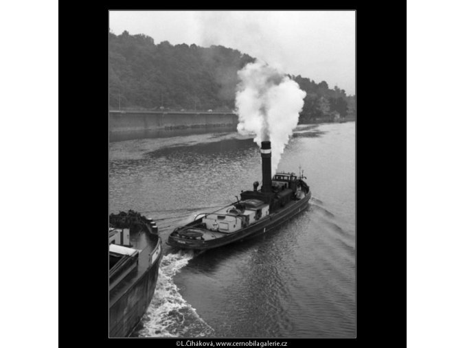 Kouřící remorkér (1403-2), žánry - Praha 1961 , černobílý obraz, stará fotografie, prodej