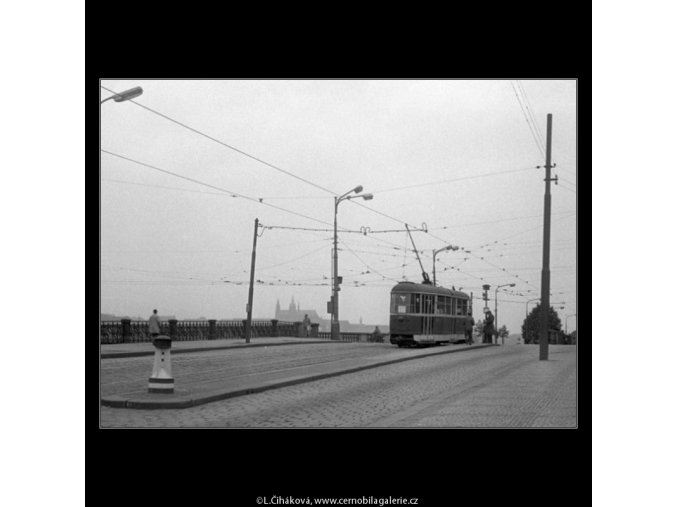 Tram u Palackého mostu (1405), Praha 1961 , černobílý obraz, stará fotografie, prodej