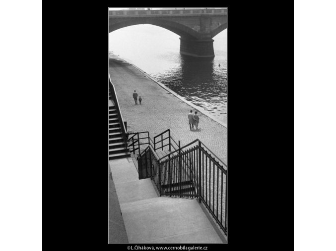 Pod mostem (1409-2), Praha 1961 , černobílý obraz, stará fotografie, prodej