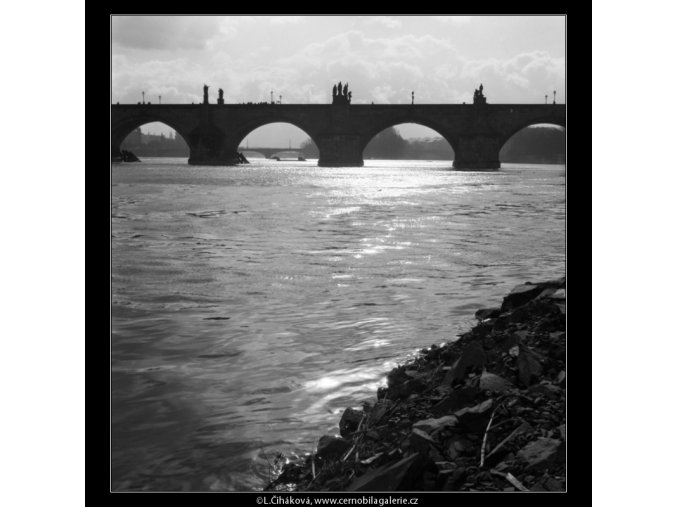 Oblouky Karlova mostu (1473-2), Praha 1962 únor, černobílý obraz, stará fotografie, prodej
