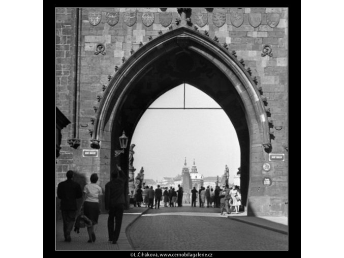 Průhled mosteckou věží (1564), Praha 1962 duben, černobílý obraz, stará fotografie, prodej