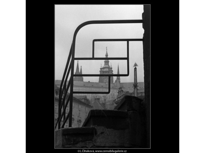 Hrad skrz zábradlí (1597), Praha 1962 duben, černobílý obraz, stará fotografie, prodej