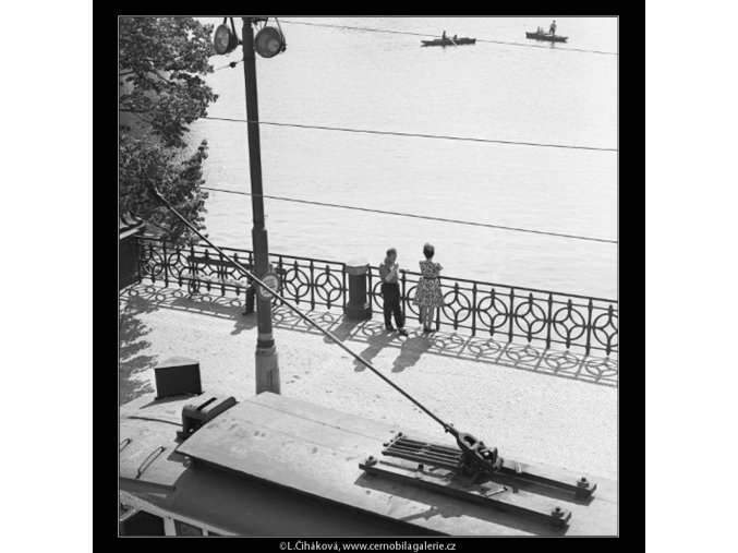 Na nábřeží (1651), Praha 1962 červen, černobílý obraz, stará fotografie, prodej